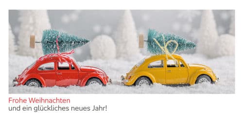 Zwei Spielzeugautos im Schnee