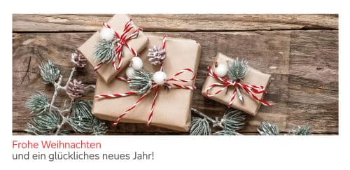 Drei Pakete in Packpaier mit Tannenzweigen
