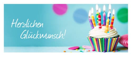 Herzlichen Glückwunsch mit Kerzen im Cupcake