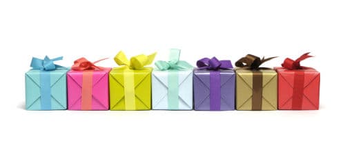 7 Bunte Geschenke-Päckchen aufgereiht