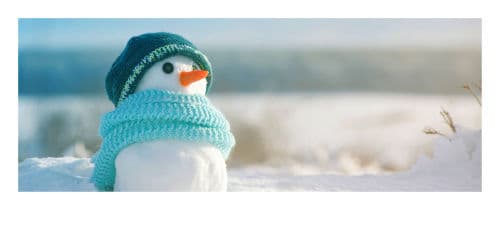 Schneemann mit blauem Schal