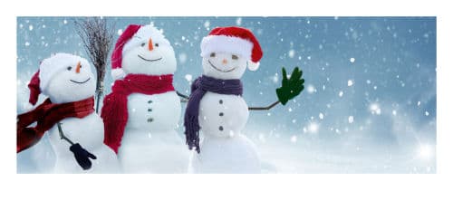 Drei Schneemänner mit roter Weihnachtsmütze