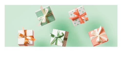 Geschenke in grün und orange gepunktet verpackt