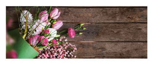 Frühlingsblumen in Papier gebunden