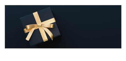 Geschenkpäckchen in schwarz mit goldener Schleife