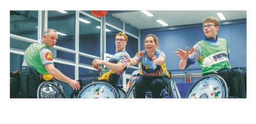 4 Rollstuhlfahrer spielen in einer Halle