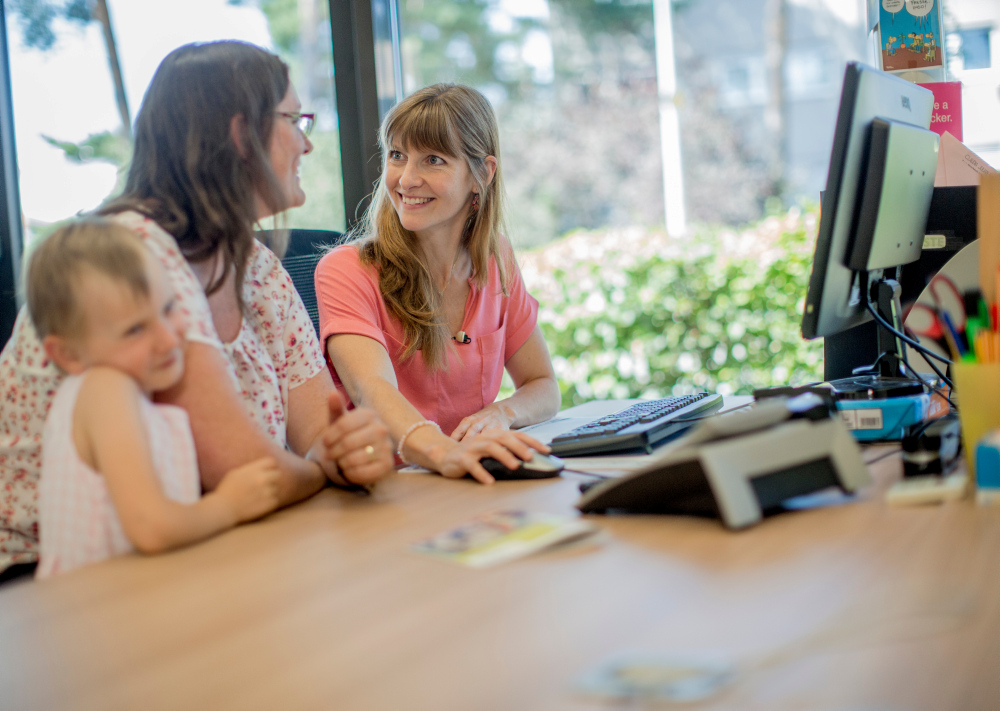 Zwei Frauen sitzen am PC.